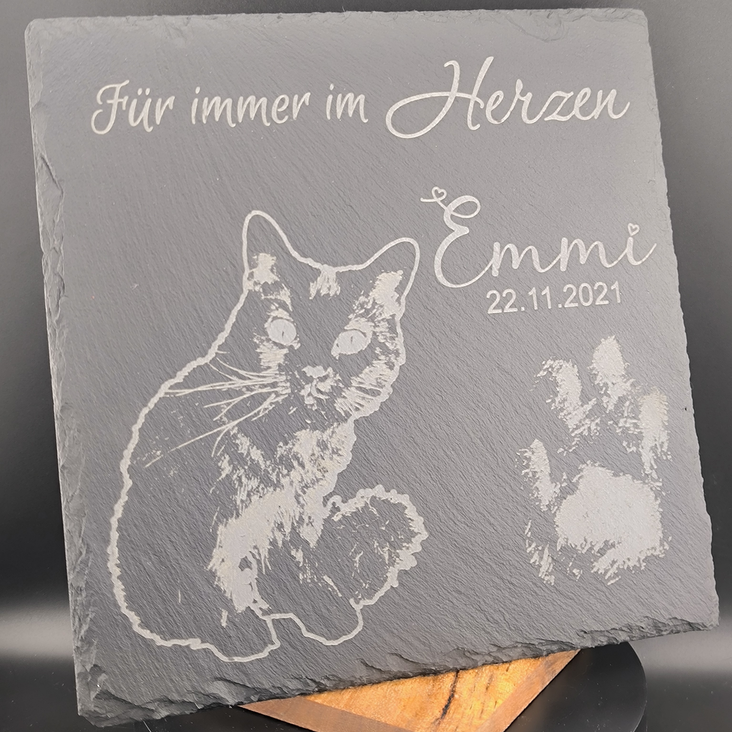 Anhänger mit Pfotenabdruck